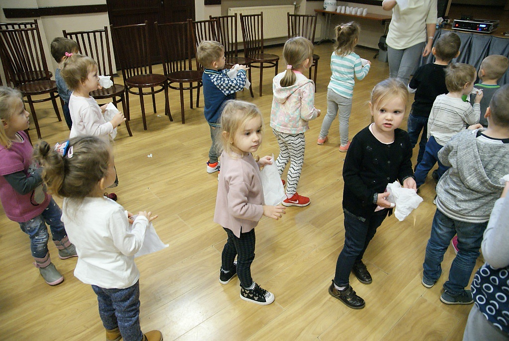 Trzy małe świnki gościły w Kunicach i czytały z dziećmi bajki