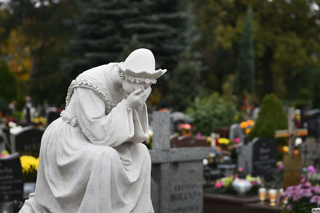 Tysiące ludzi  odwiedziło groby najbliższych na cmentarzu