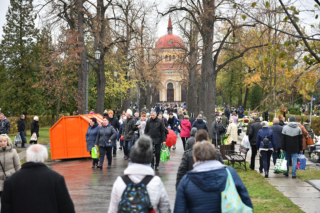 Tysiące ludzi  odwiedziło groby najbliższych na cmentarzu