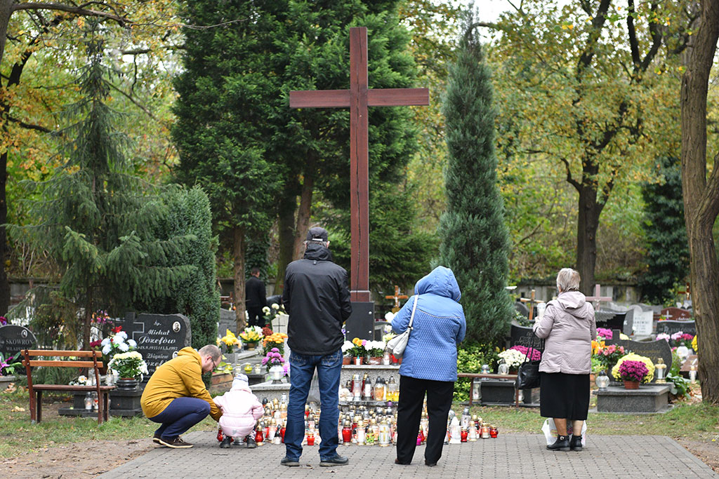 Tysiące ludzi  odwiedziło groby najbliższych na cmentarzu