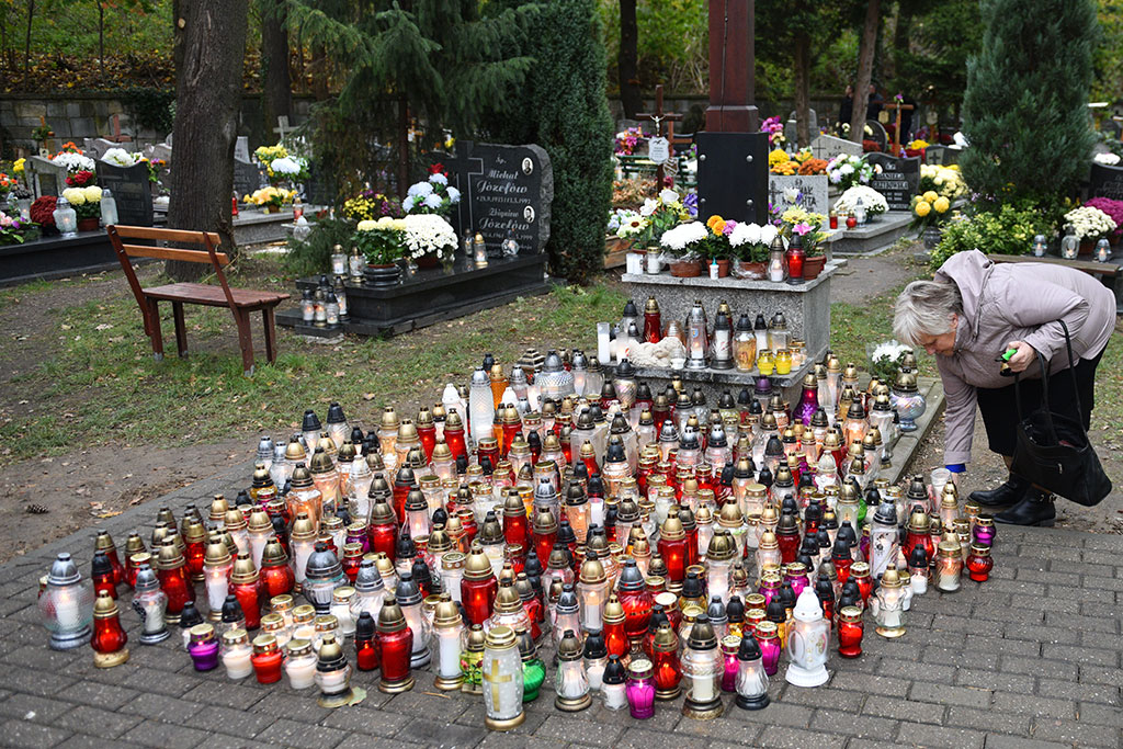 Tysiące ludzi  odwiedziło groby najbliższych na cmentarzu
