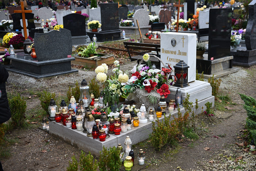Tysiące ludzi  odwiedziło groby najbliższych na cmentarzu