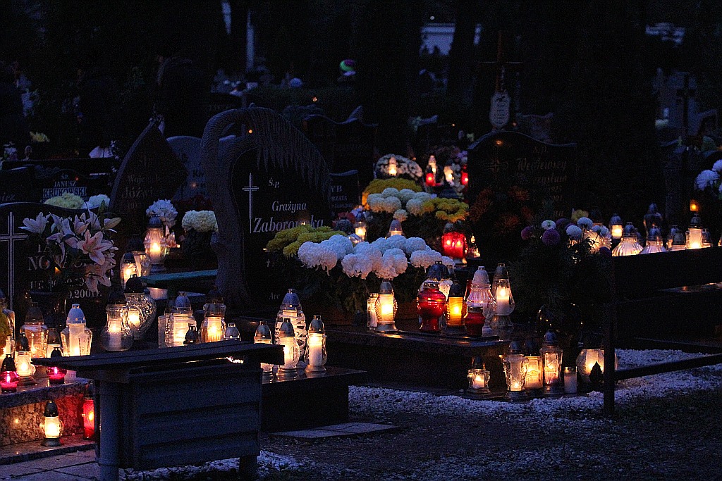 Wszystkich Świętych w Legnicy: miejska nekropolia wieczorem