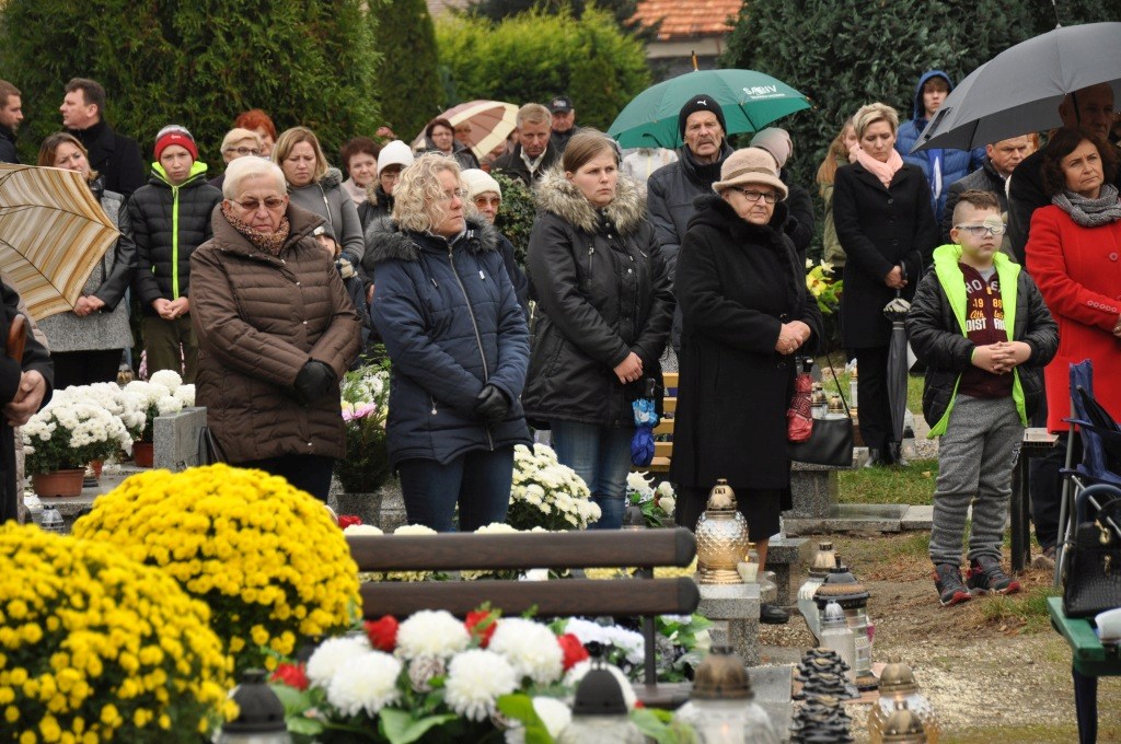 Uroczystość Wszystkich Świętych na cmentarzu w Prochowicach