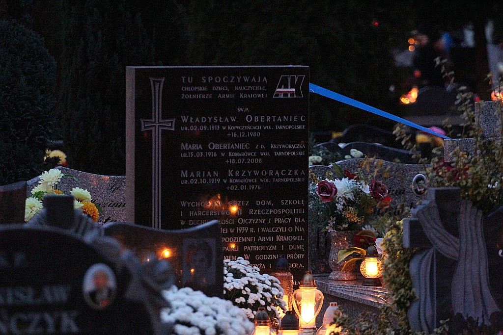 Wszystkich Świętych w Legnicy: miejska nekropolia wieczorem