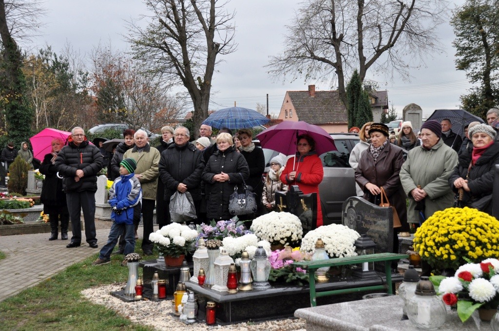 Uroczystość Wszystkich Świętych na cmentarzu w Prochowicach