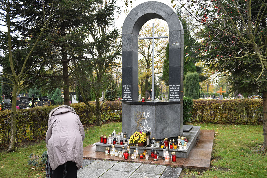 Tysiące ludzi  odwiedziło groby najbliższych na cmentarzu