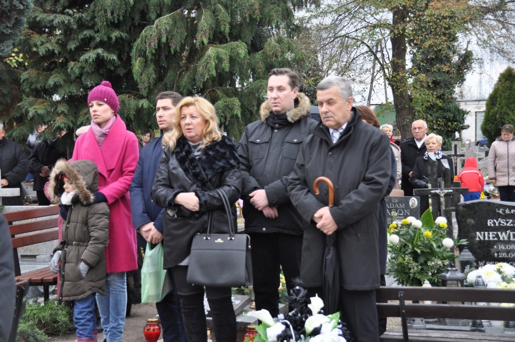 Uroczystość Wszystkich Świętych na cmentarzu w Prochowicach