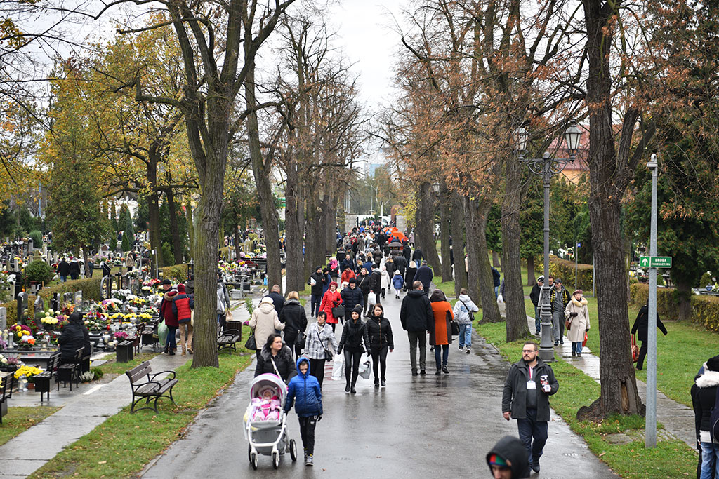 Tysiące ludzi  odwiedziło groby najbliższych na cmentarzu