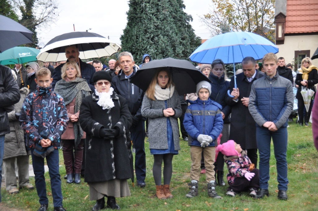 Uroczystość Wszystkich Świętych na cmentarzu w Prochowicach