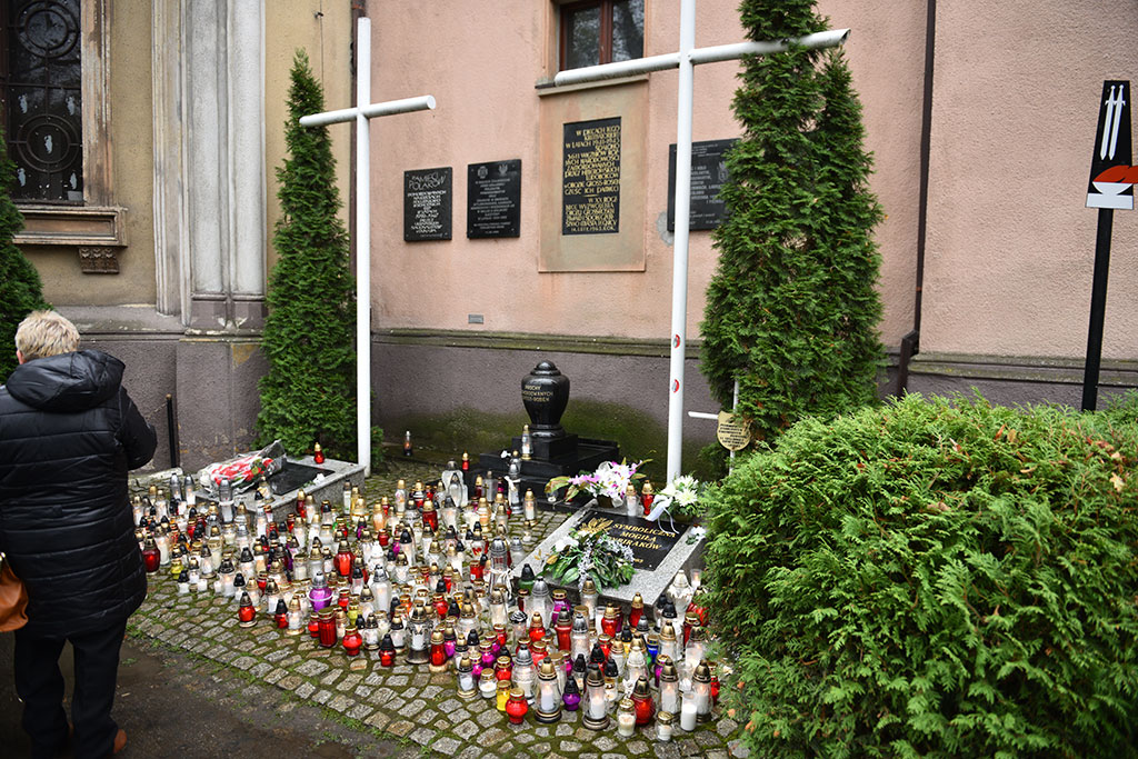 Tysiące ludzi  odwiedziło groby najbliższych na cmentarzu