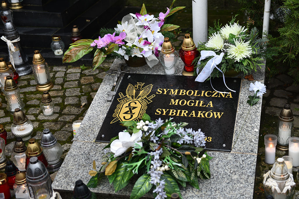 Tysiące ludzi  odwiedziło groby najbliższych na cmentarzu
