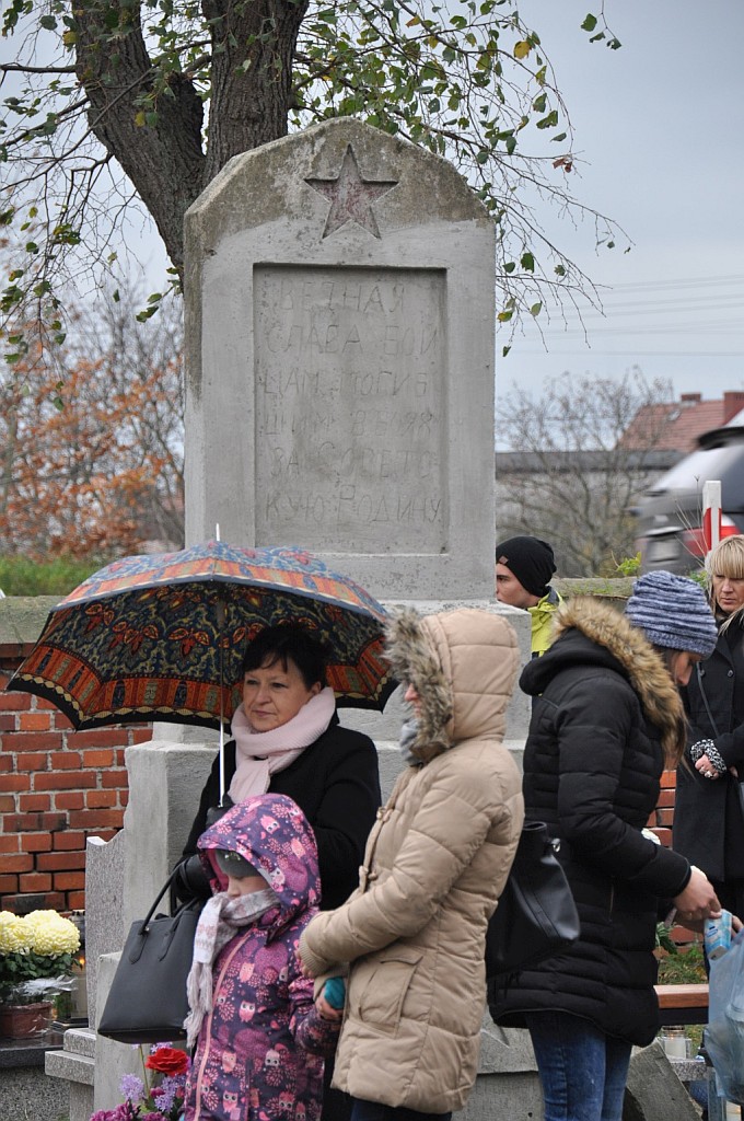 Uroczystość Wszystkich Świętych na cmentarzu w Prochowicach