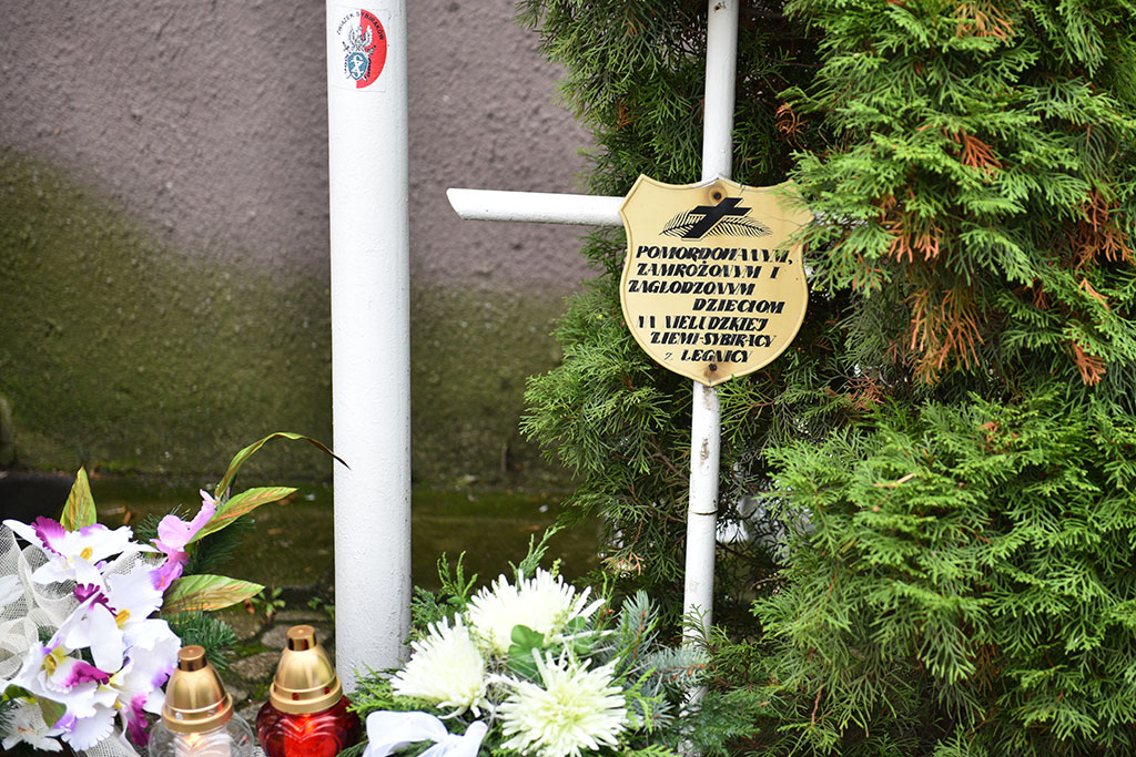 Tysiące ludzi  odwiedziło groby najbliższych na cmentarzu