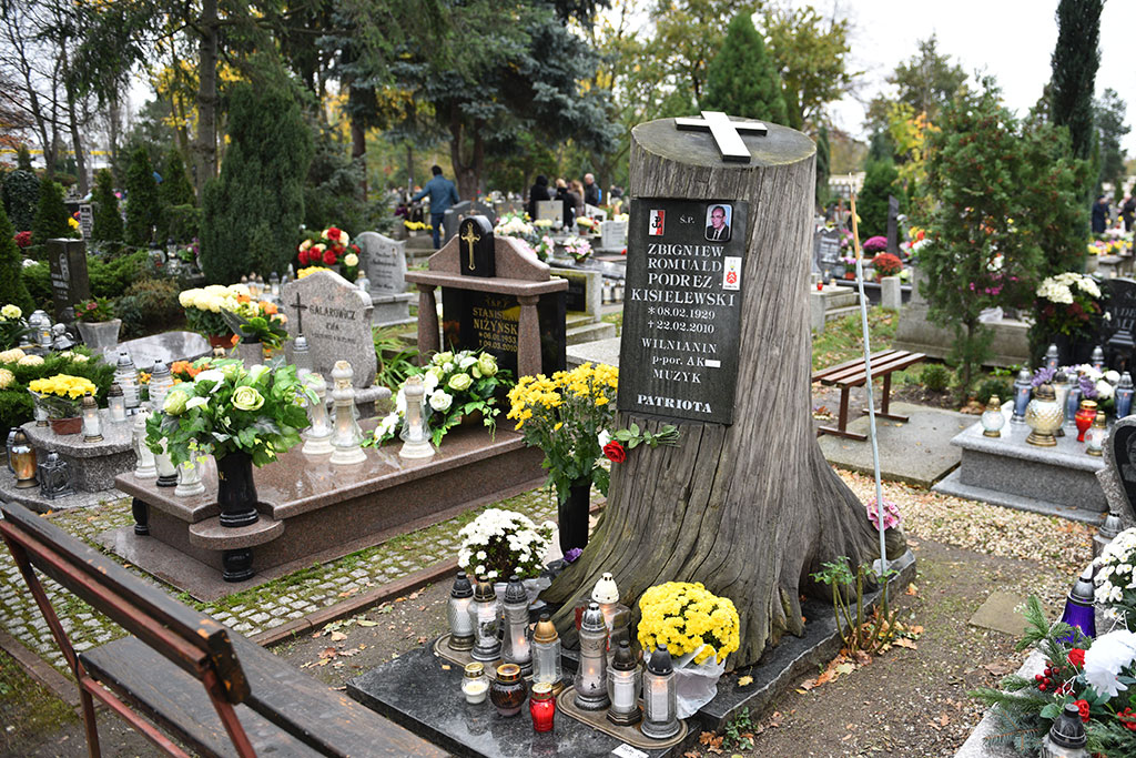 Tysiące ludzi  odwiedziło groby najbliższych na cmentarzu