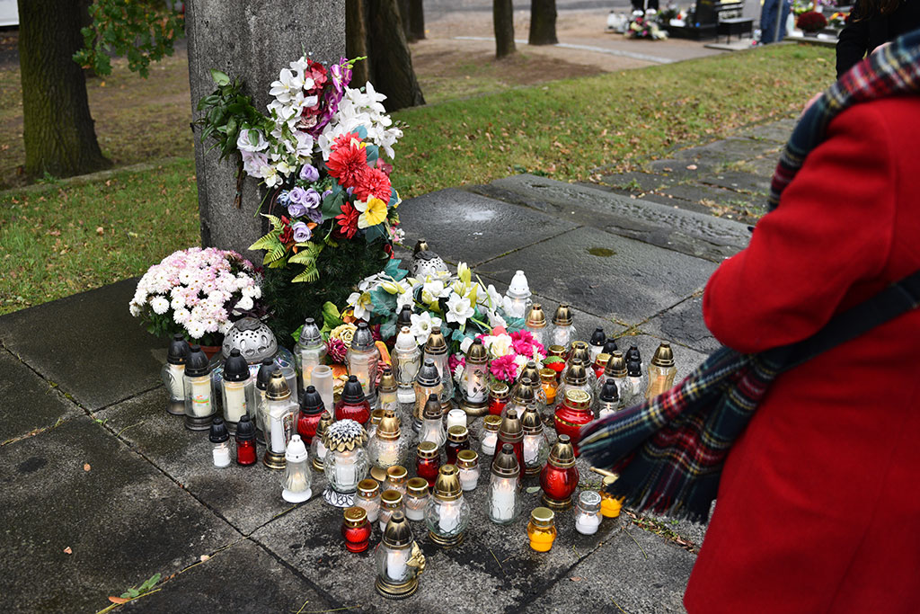 Tysiące ludzi  odwiedziło groby najbliższych na cmentarzu
