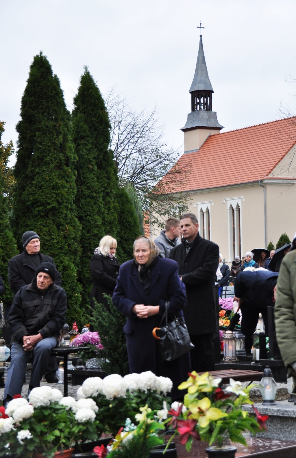 Uroczystość Wszystkich Świętych na cmentarzu w Prochowicach