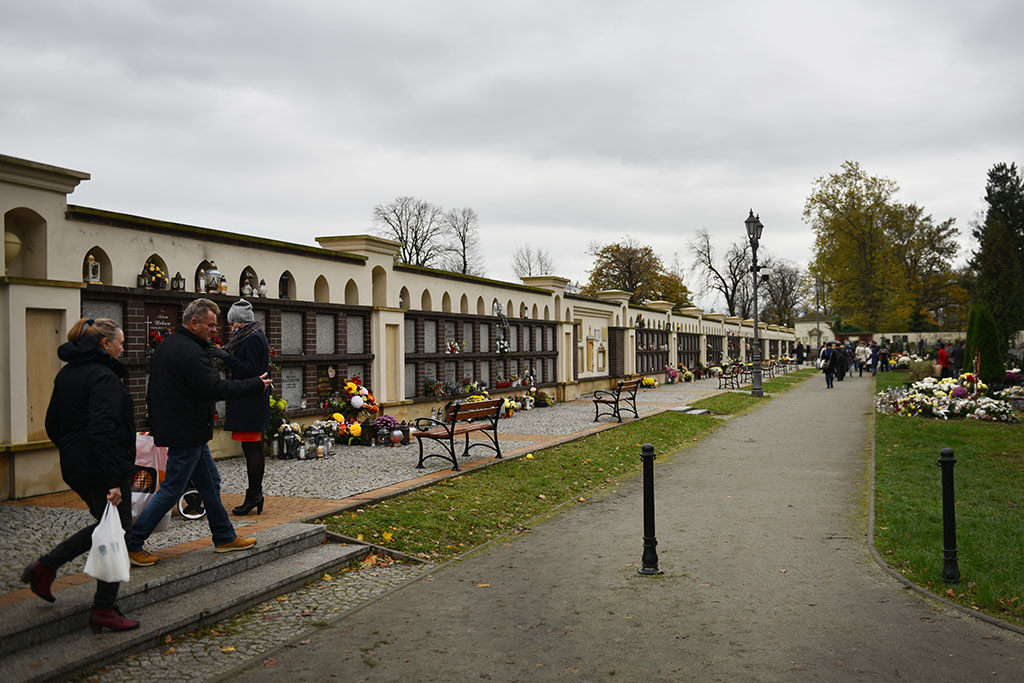 Tysiące ludzi  odwiedziło groby najbliższych na cmentarzu