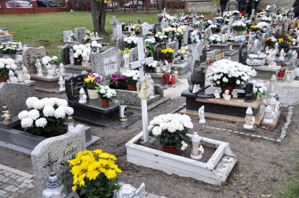 Uroczystość Wszystkich Świętych na cmentarzu w Prochowicach