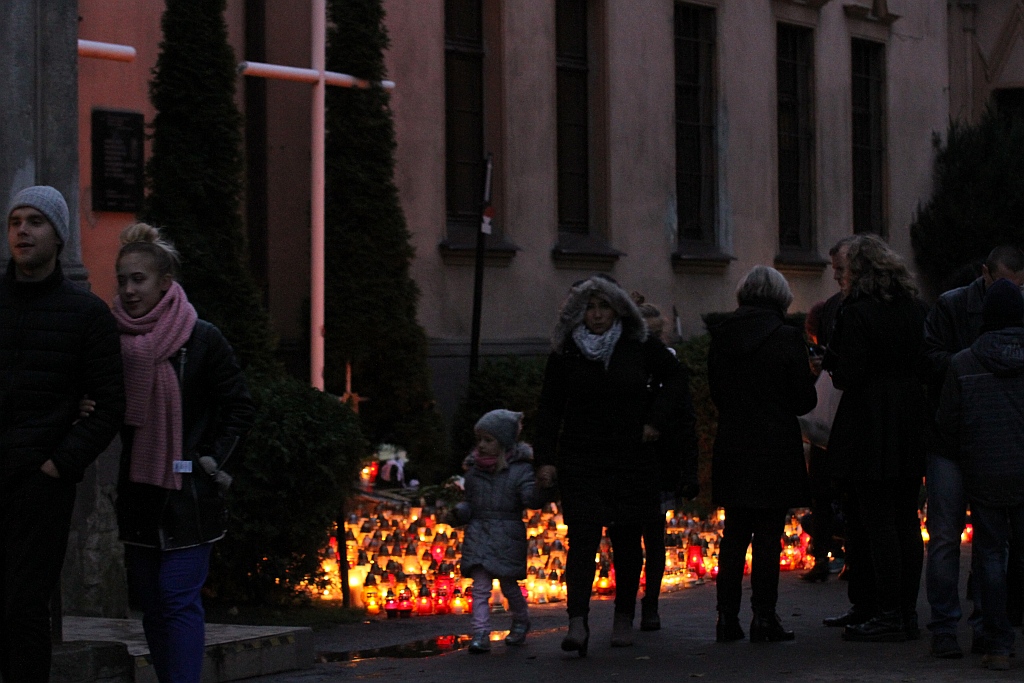 Wszystkich Świętych w Legnicy: miejska nekropolia wieczorem
