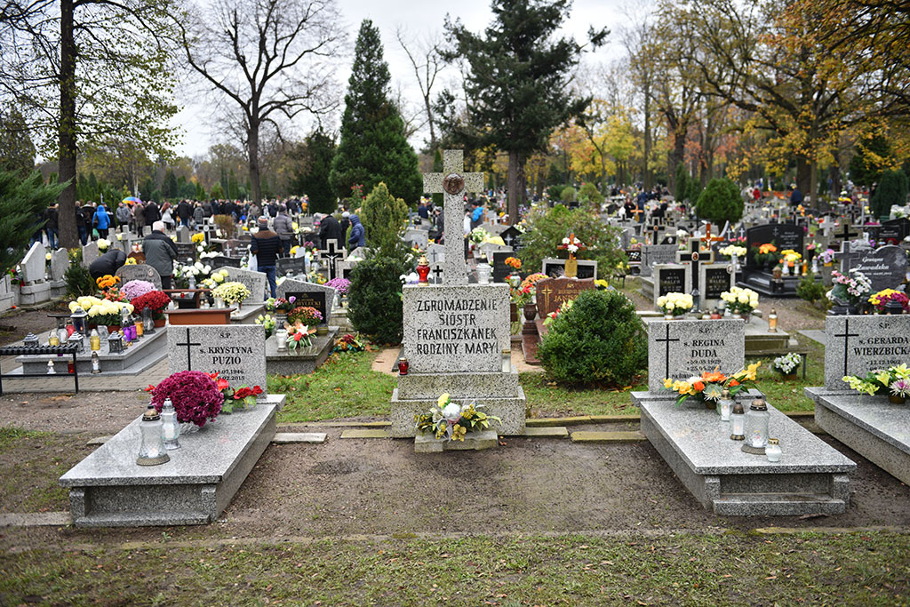 Tysiące ludzi  odwiedziło groby najbliższych na cmentarzu