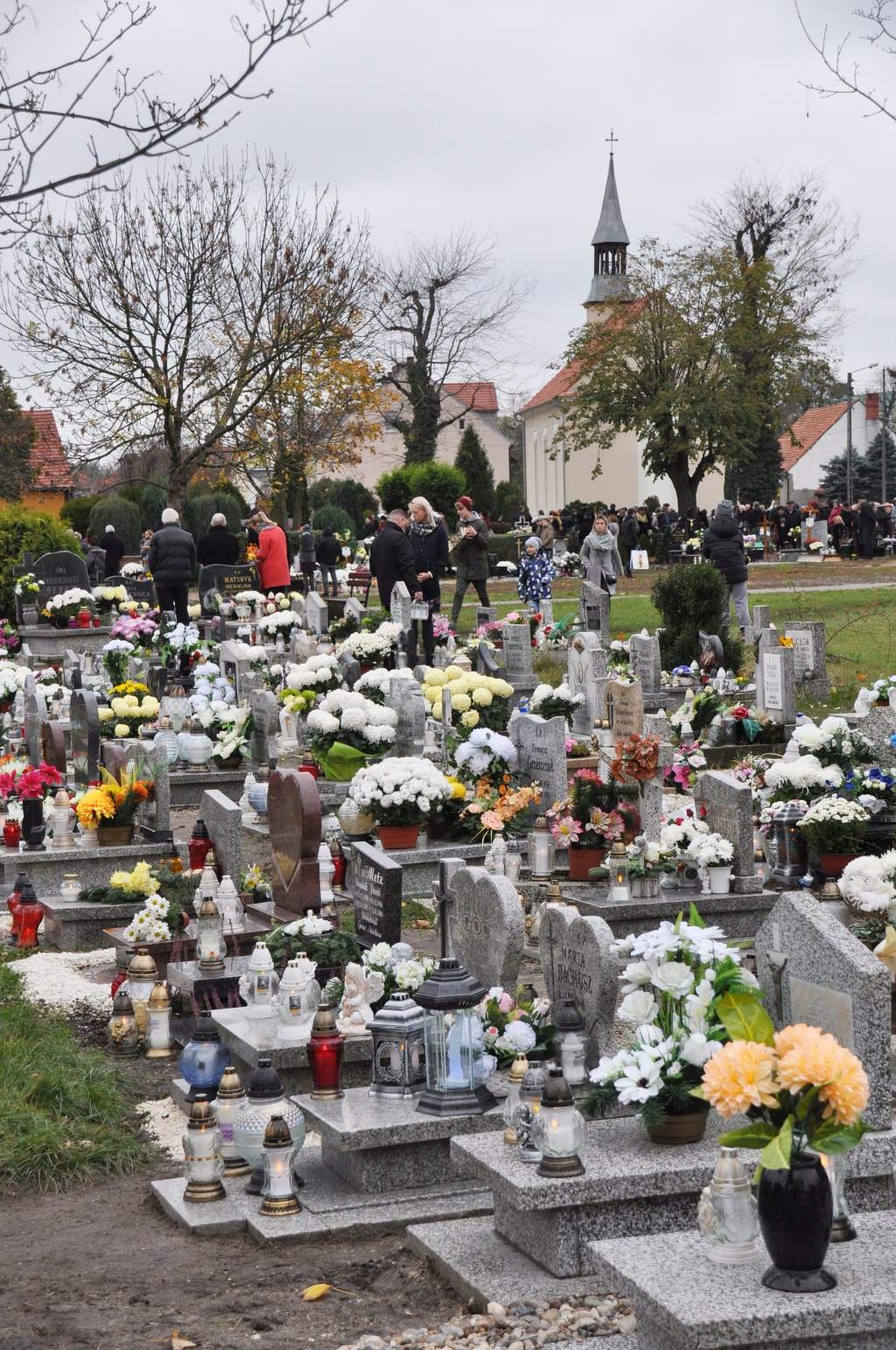 Uroczystość Wszystkich Świętych na cmentarzu w Prochowicach