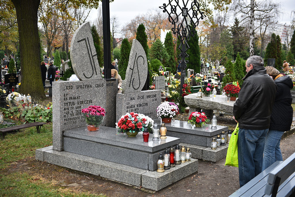 Tysiące ludzi  odwiedziło groby najbliższych na cmentarzu