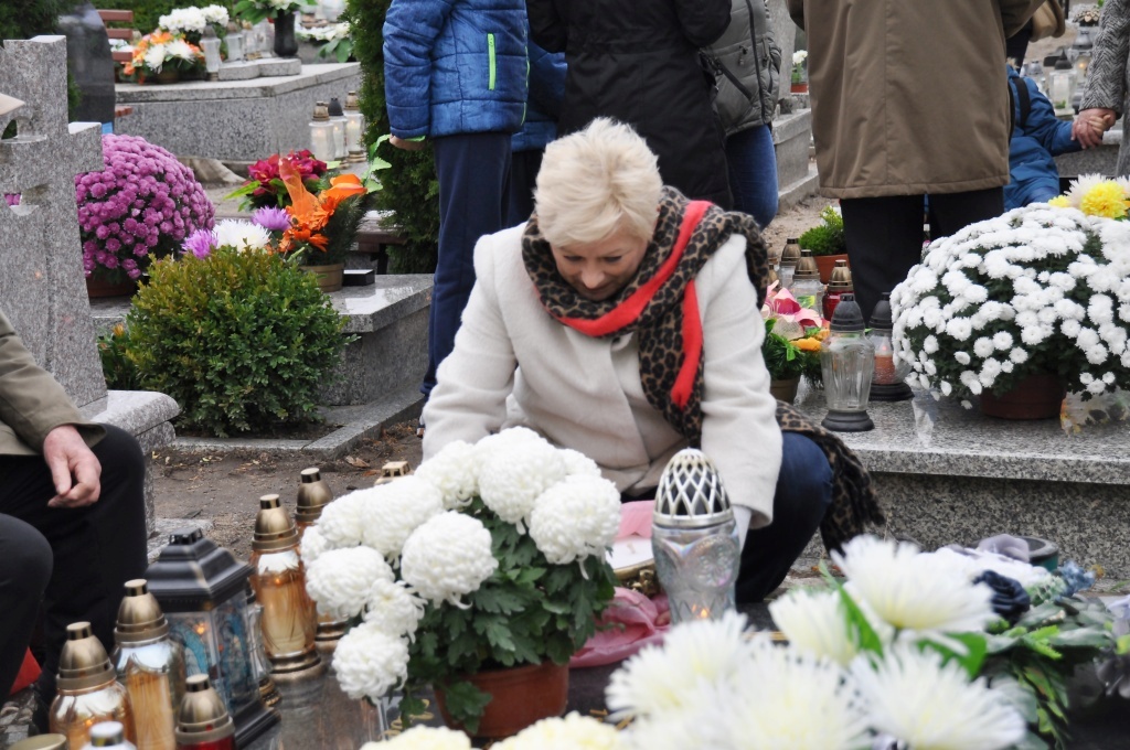 Uroczystość Wszystkich Świętych na cmentarzu w Prochowicach