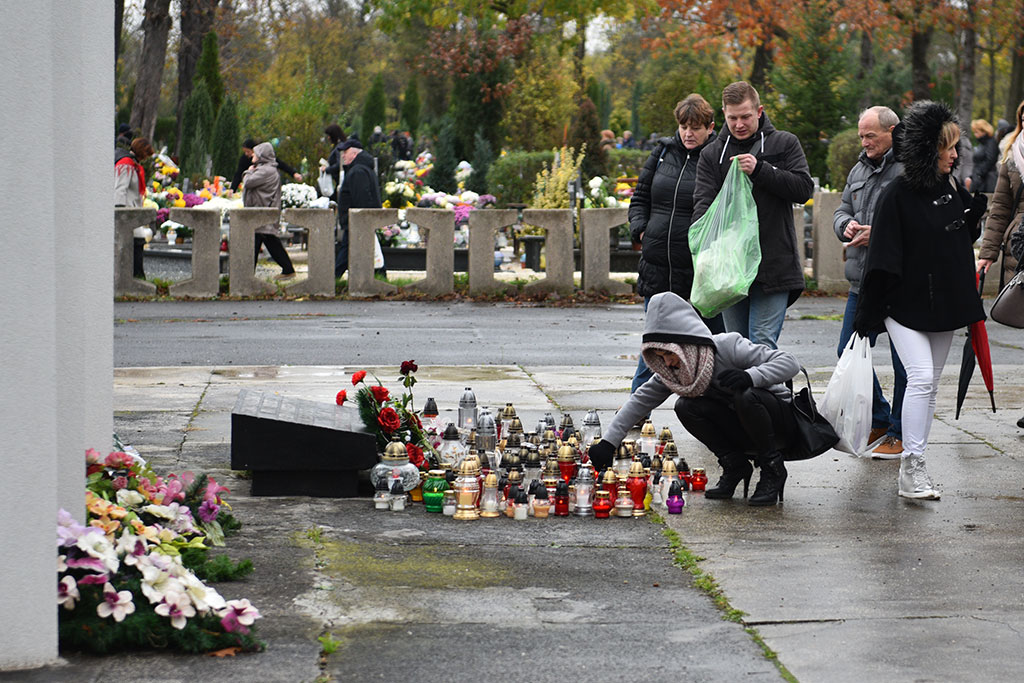 Tysiące ludzi  odwiedziło groby najbliższych na cmentarzu