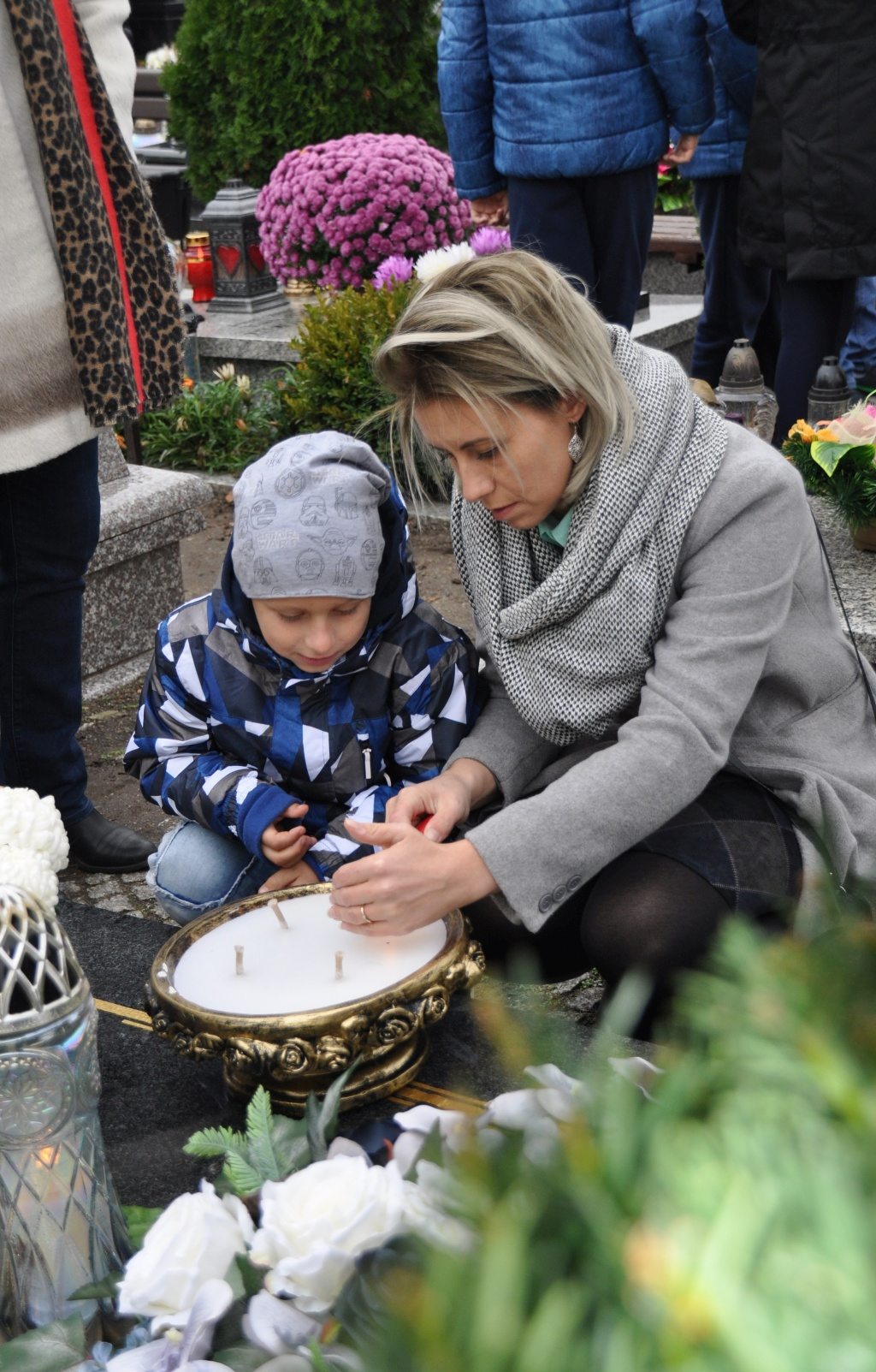 Uroczystość Wszystkich Świętych na cmentarzu w Prochowicach