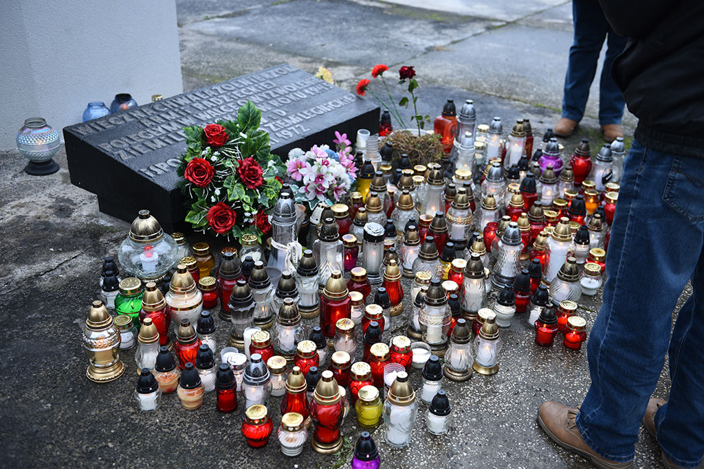 Tysiące ludzi  odwiedziło groby najbliższych na cmentarzu