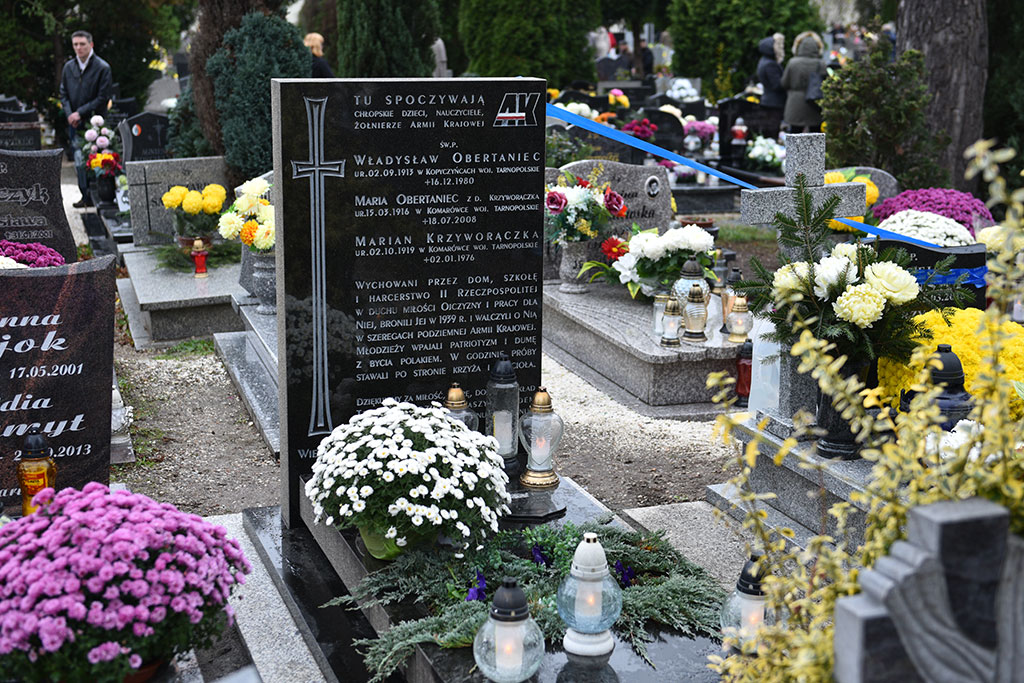 Tysiące ludzi  odwiedziło groby najbliższych na cmentarzu