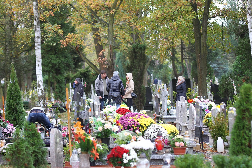 Tysiące ludzi  odwiedziło groby najbliższych na cmentarzu