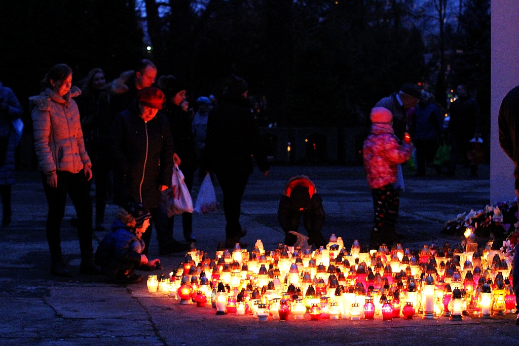 Wszystkich Świętych w Legnicy: miejska nekropolia wieczorem