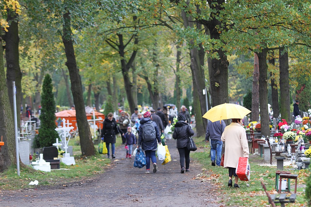 Tysiące ludzi  odwiedziło groby najbliższych na cmentarzu