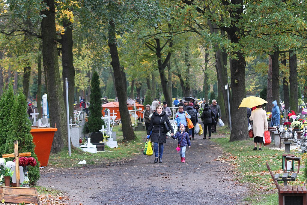Tysiące ludzi  odwiedziło groby najbliższych na cmentarzu