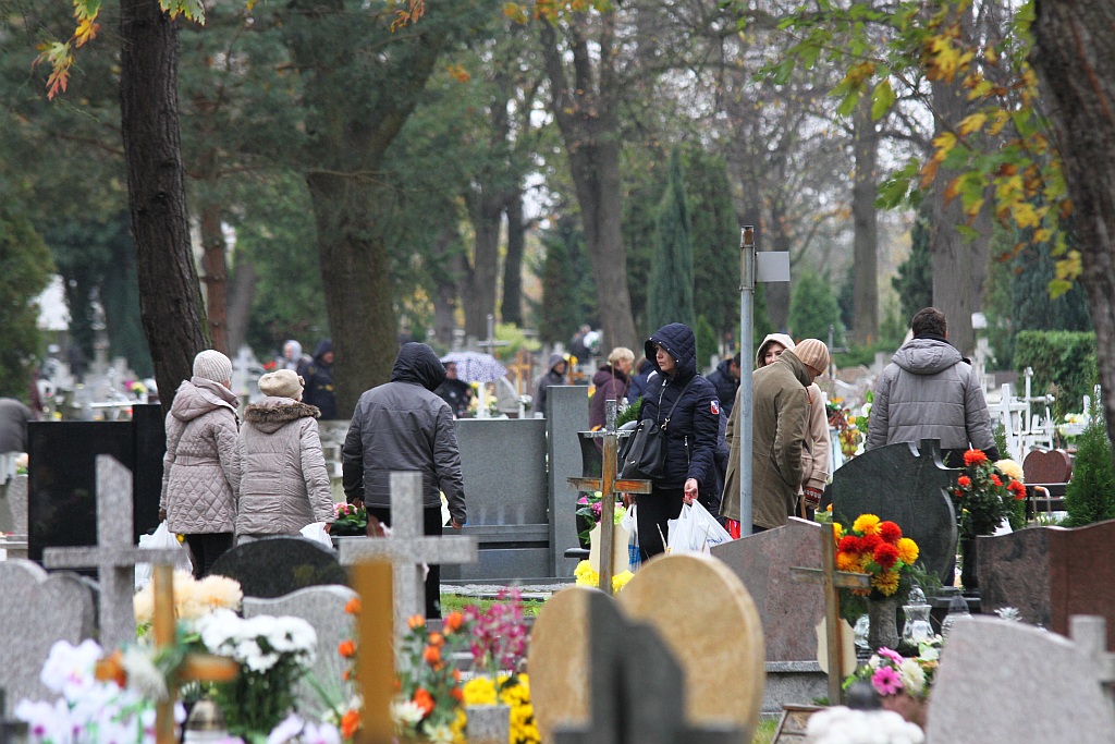 Tysiące ludzi  odwiedziło groby najbliższych na cmentarzu