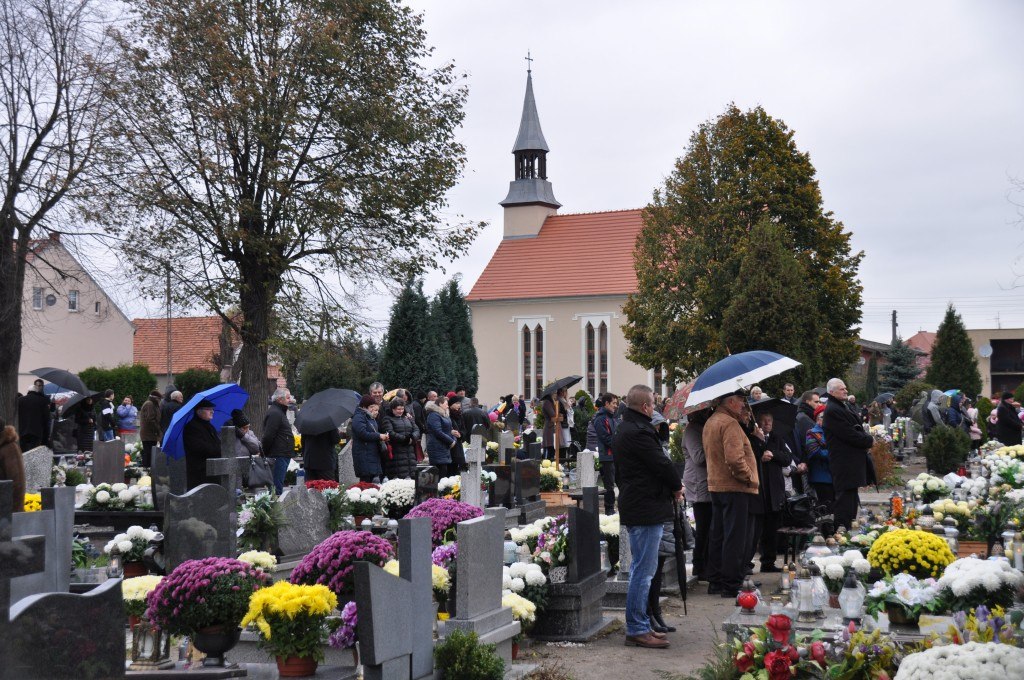 Uroczystość Wszystkich Świętych na cmentarzu w Prochowicach