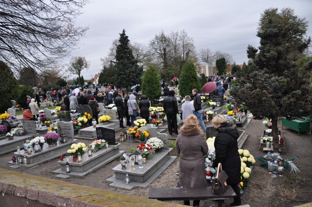 Uroczystość Wszystkich Świętych na cmentarzu w Prochowicach