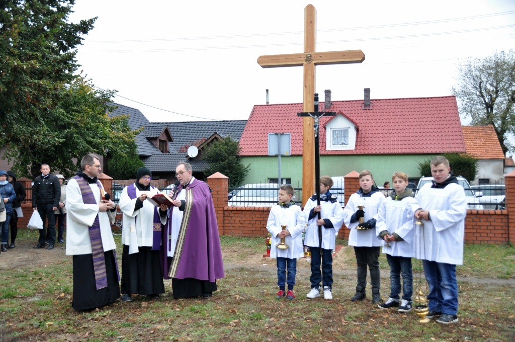 Uroczystość Wszystkich Świętych na cmentarzu w Prochowicach