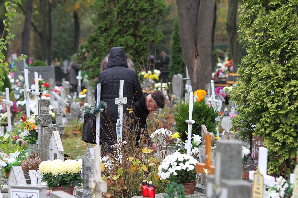 Tysiące ludzi  odwiedziło groby najbliższych na cmentarzu