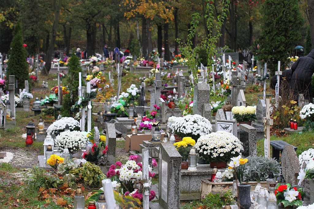 Tysiące ludzi  odwiedziło groby najbliższych na cmentarzu