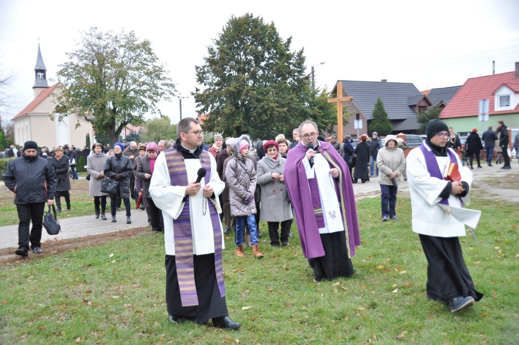 Uroczystość Wszystkich Świętych na cmentarzu w Prochowicach