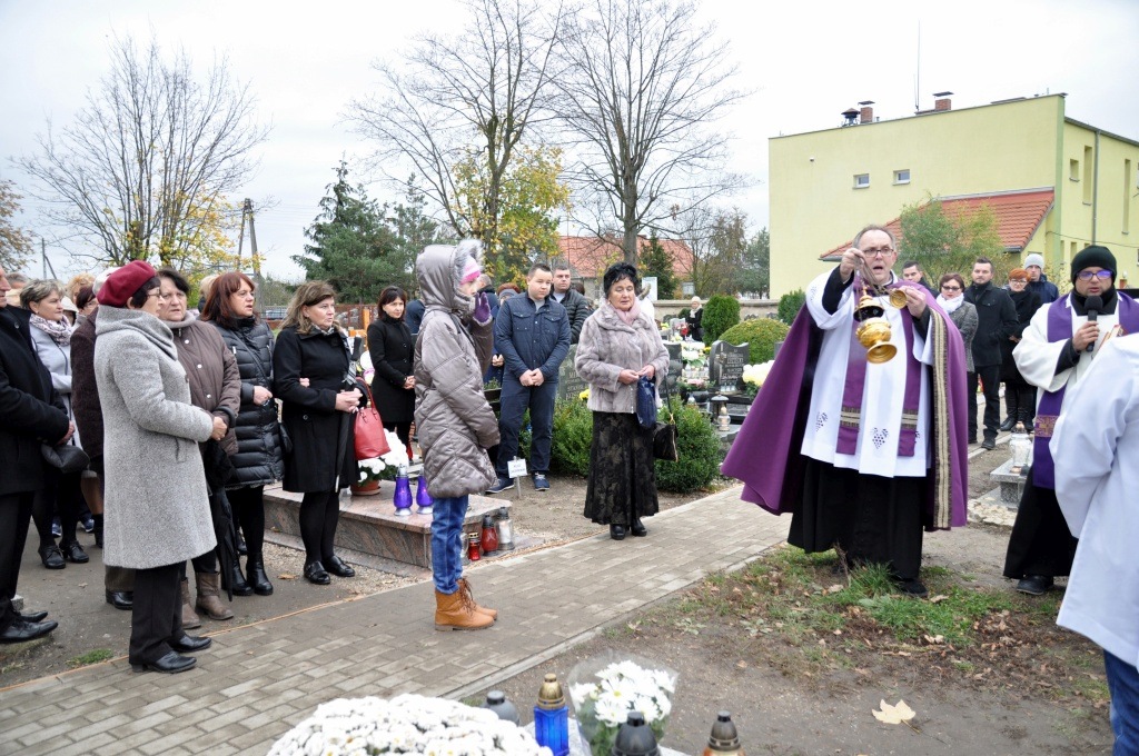 Uroczystość Wszystkich Świętych na cmentarzu w Prochowicach