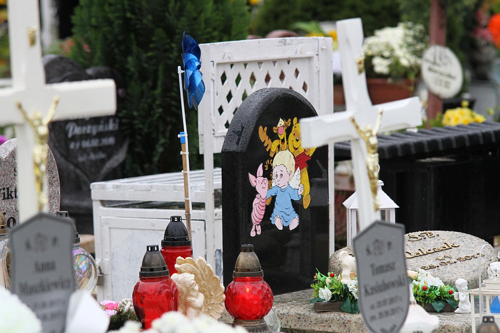 Tysiące ludzi  odwiedziło groby najbliższych na cmentarzu