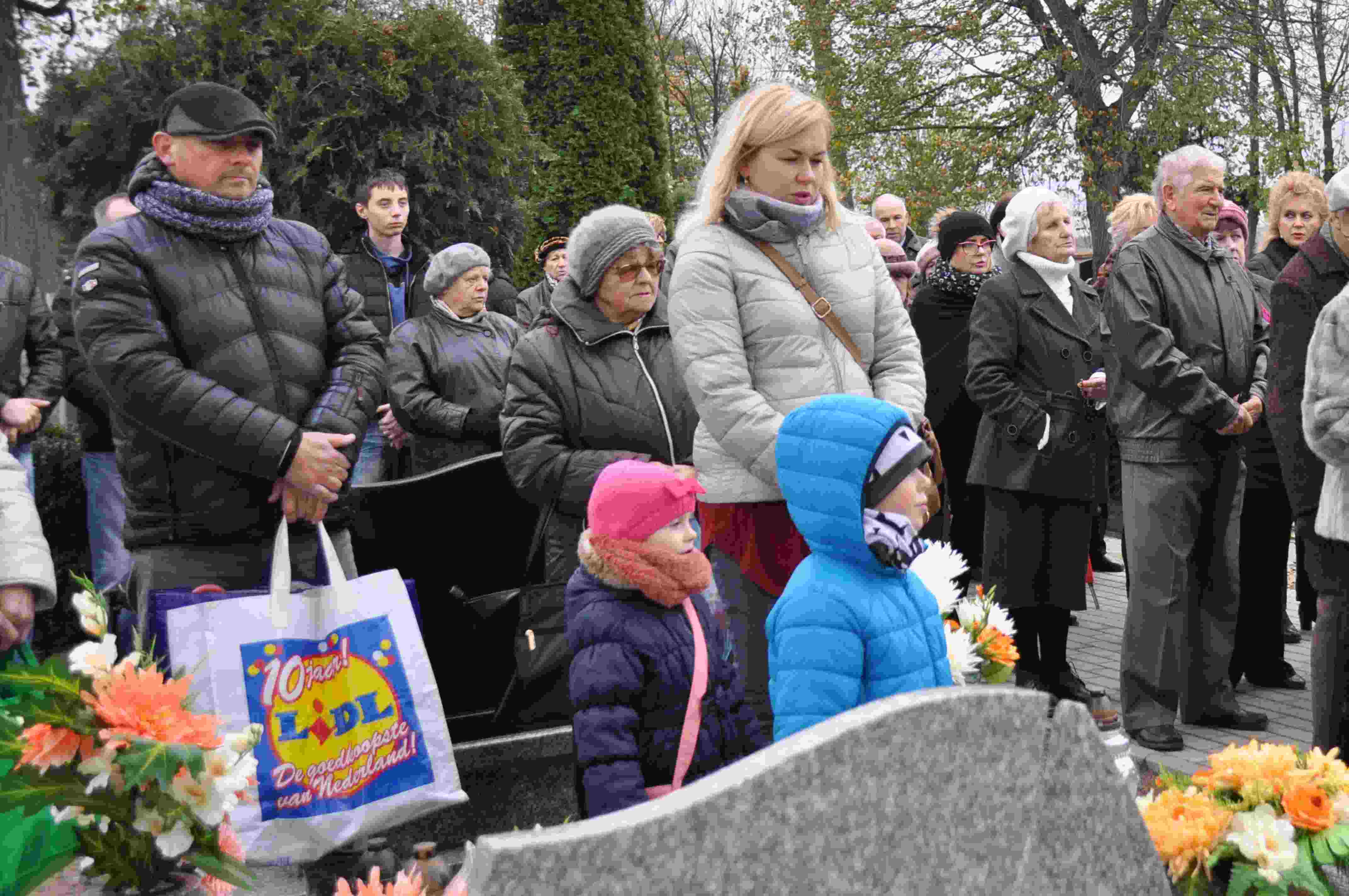 Uroczystość Wszystkich Świętych na cmentarzu w Prochowicach