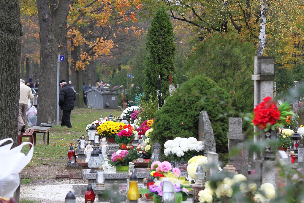 Tysiące ludzi  odwiedziło groby najbliższych na cmentarzu
