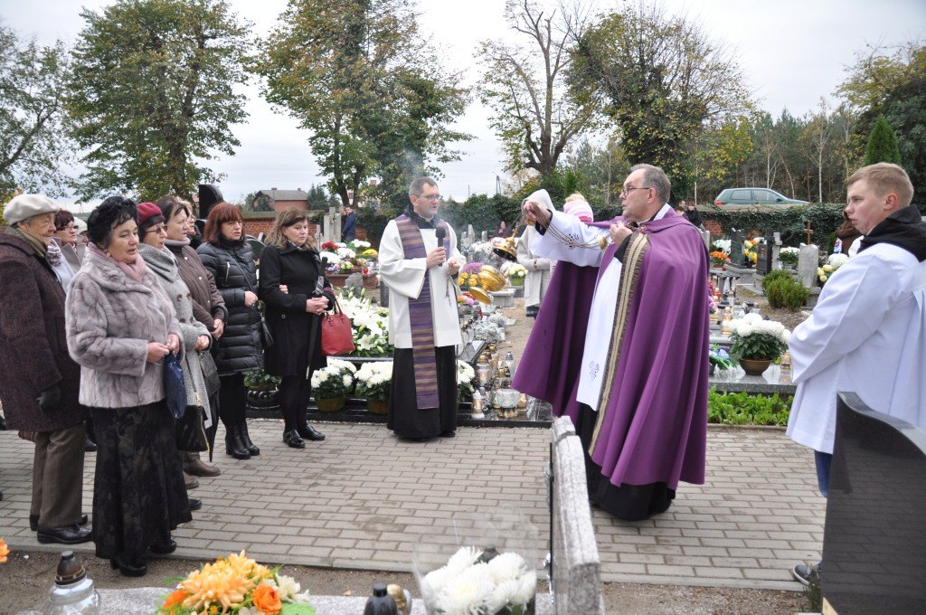 Uroczystość Wszystkich Świętych na cmentarzu w Prochowicach