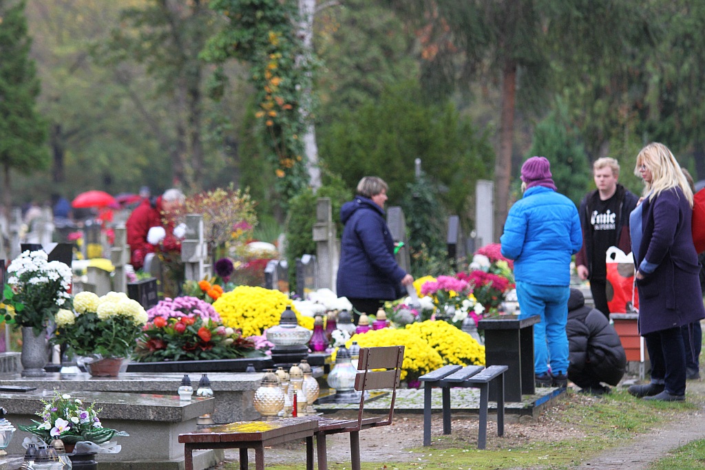 Tysiące ludzi  odwiedziło groby najbliższych na cmentarzu