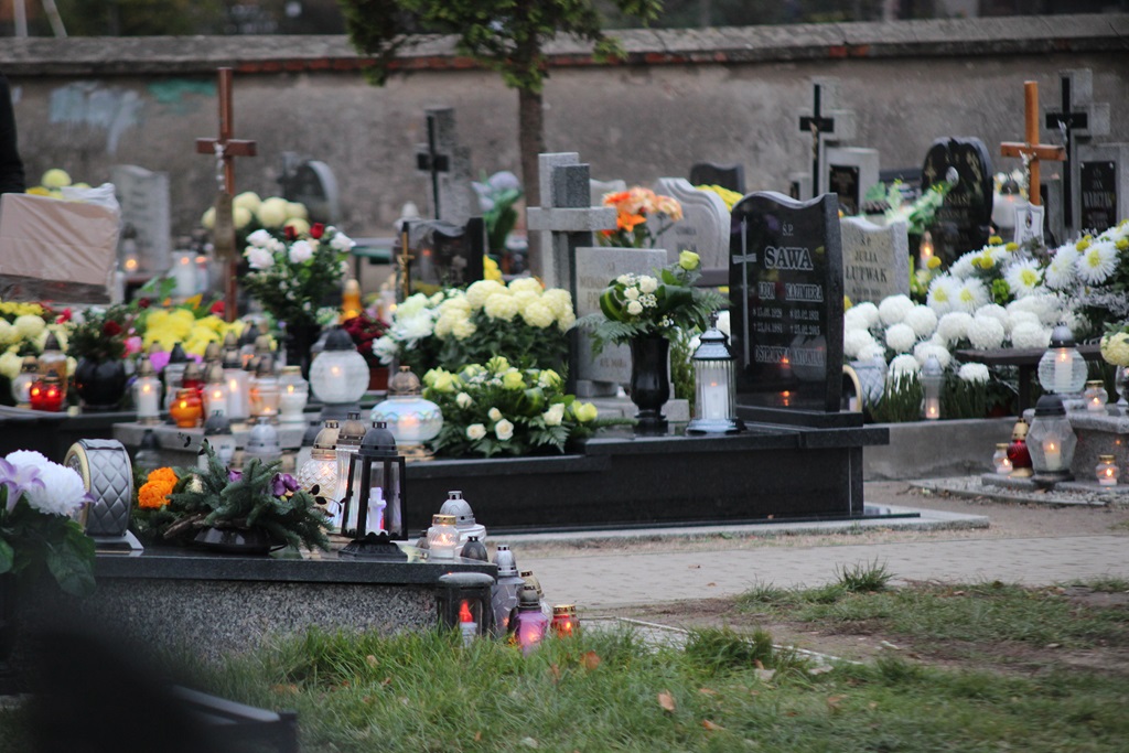 Uroczystość Wszystkich Świętych na cmentarzu w Prochowicach